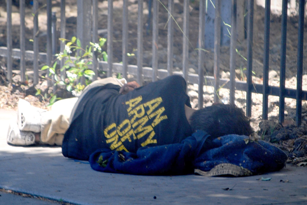 homeless-vet-sleeping-600×400